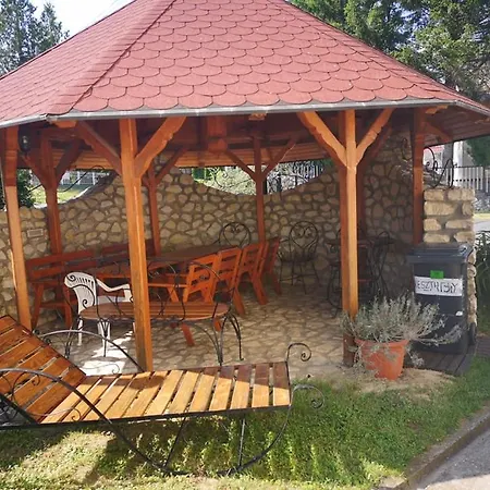 Azur & Smaragd Apartmanhaz Apartment